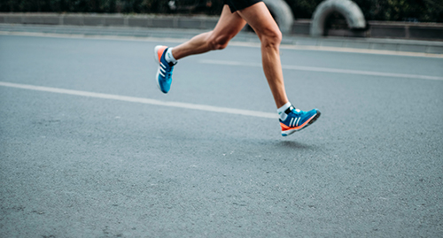 Ragazza che corre
